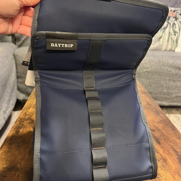 *** SOLD ***. Yeti Daytrip Lunch Box - Picture 4 of 12